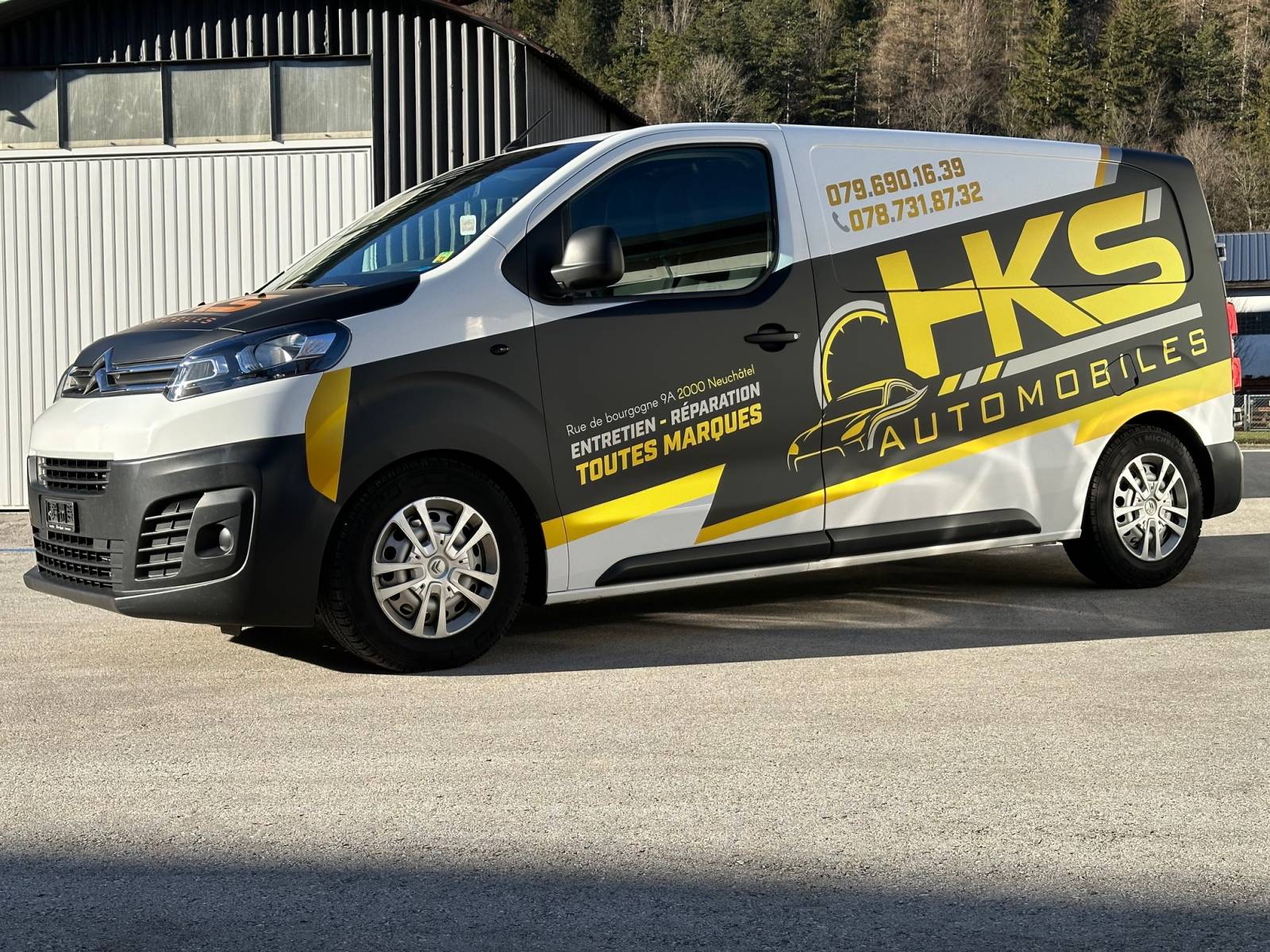 Marquage publicitaire sur utilitaire de HKS Automobiles