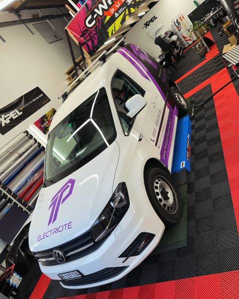 Marquage publicitaire sur VW Caddy société électrique