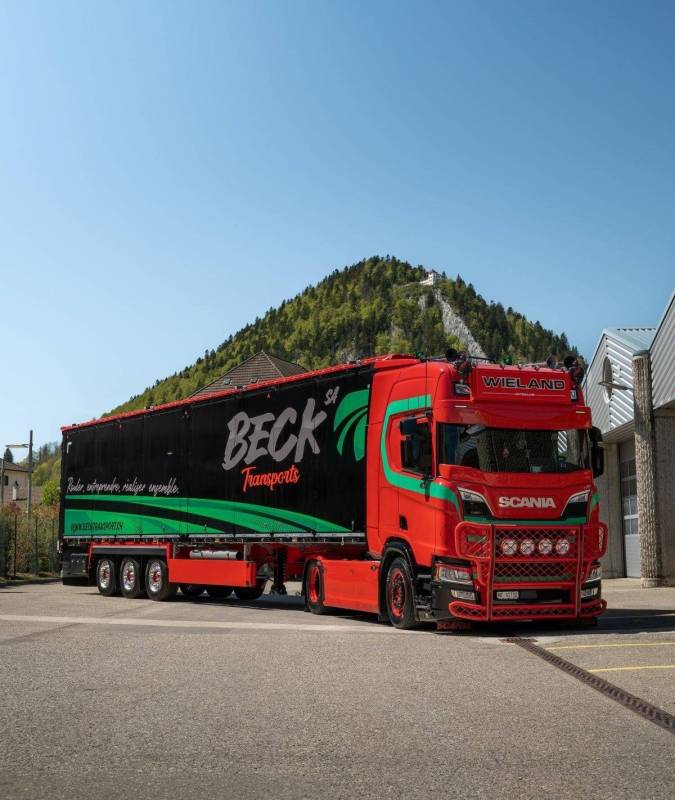 Publicité sur camion poids lourd en covering autocollants imprimé avec design et graphisme sur mesure à Fleurier dans le canton de Neuchâtel
