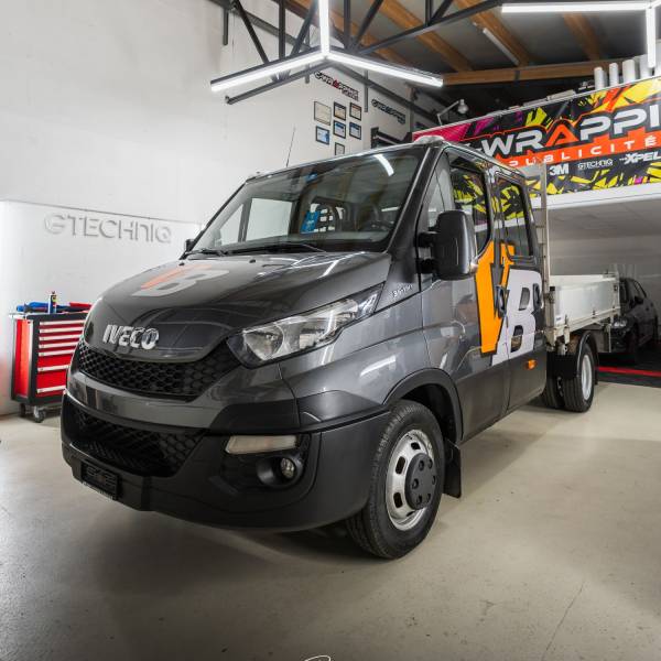 Flocage publicitaire sur utilitaire IVECO pour VB construction à Môtiers, Val-de-Travers dans le canton de Neuchâtel