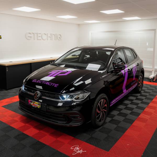 Marquage publicitaire pour entreprise sur VW Polo de chez Senn automobile