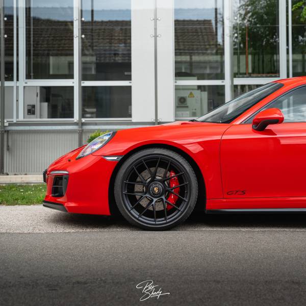 Protéger une Porsche 911 Carrera 4 GTS avec un film PPF : un choix évident pour les passionnés