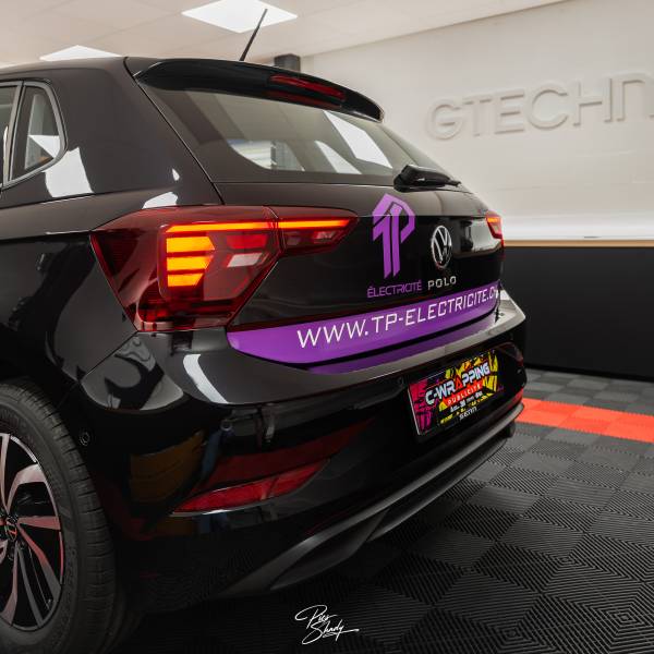 Marquage publicitaire pour entreprise sur VW Polo de chez Senn automobile