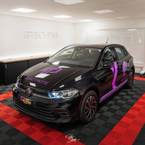 Marquage publicitaire pour entreprise sur VW Polo de chez Senn automobile