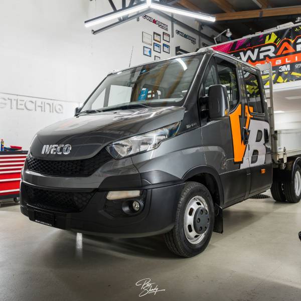 Flocage publicitaire sur utilitaire IVECO pour VB construction à Môtiers, Val-de-Travers dans le canton de Neuchâtel