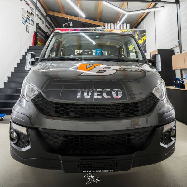 Flocage publicitaire sur utilitaire IVECO pour VB construction à Môtiers, Val-de-Travers dans le canton de Neuchâtel