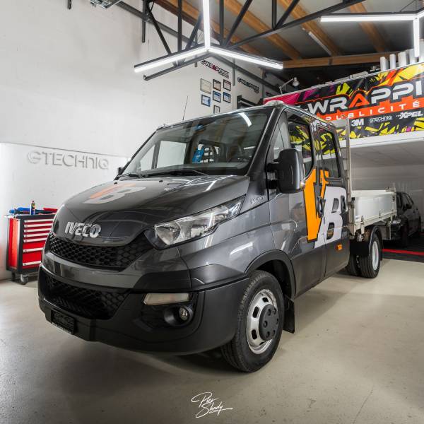 Flocage publicitaire sur utilitaire IVECO pour VB construction à Môtiers, Val-de-Travers dans le canton de Neuchâtel