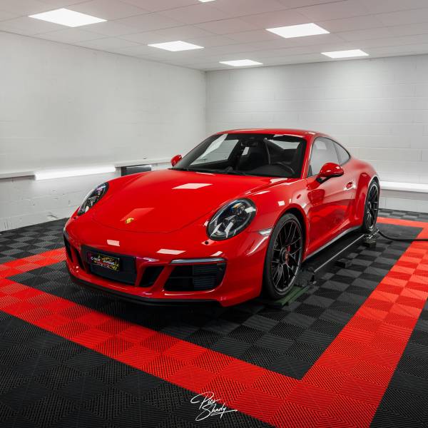 Protéger une Porsche 911 Carrera 4 GTS rouge indien avec un film de protection PPF XPEL