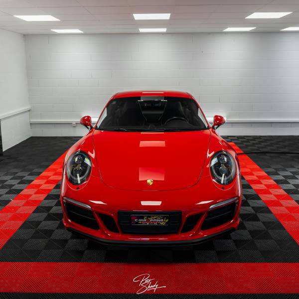 Protéger une Porsche 911 Carrera 4 GTS avec un film PPF : un choix évident pour les passionnés