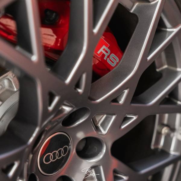 Protection PPF face avant sur Audi RS3 neuve près de Neuchâtel : protéger son véhicule dès la sortie de concession