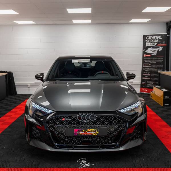 Protection PPF face avant sur Audi RS3 neuve près de Neuchâtel : protéger son véhicule dès la sortie de concession
