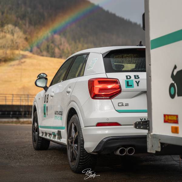 Marquage publicitaire complet sur Audi Q2 et remorque d’auto-école pour une visibilité professionnelle durable à 2114 Fleurier