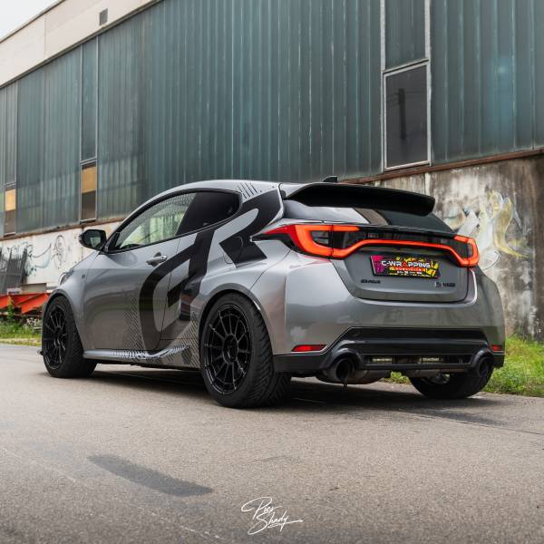 Création de déco sur maquette découpe et pose sur Yaris GR typée rallye