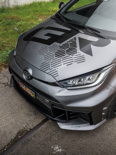 Création de déco sur maquette découpe et pose sur Yaris GR typée rallye