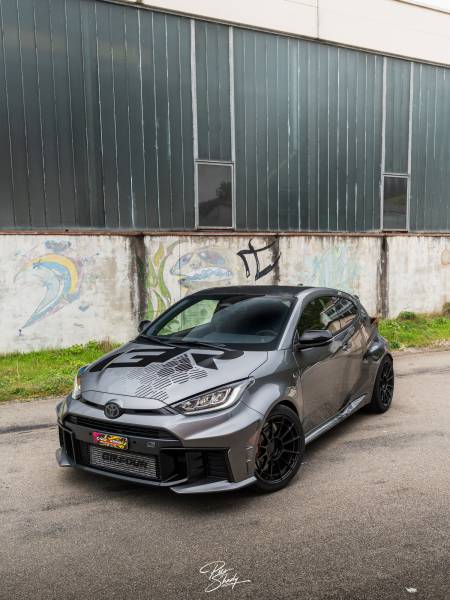 Création de déco sur maquette découpe et pose sur Yaris GR typée rallye