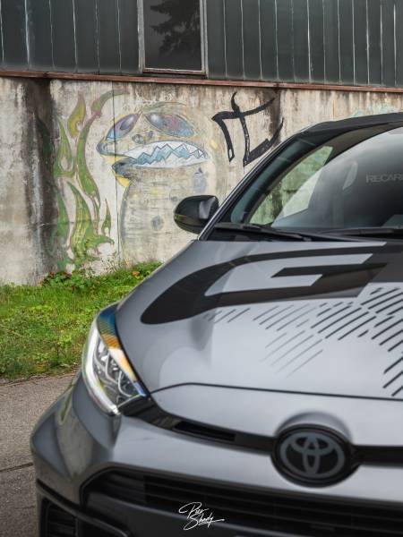 Création de déco sur maquette découpe et pose sur Yaris GR typée rallye