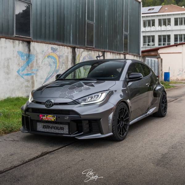 Création de déco sur maquette découpe et pose sur Yaris GR typée rallye