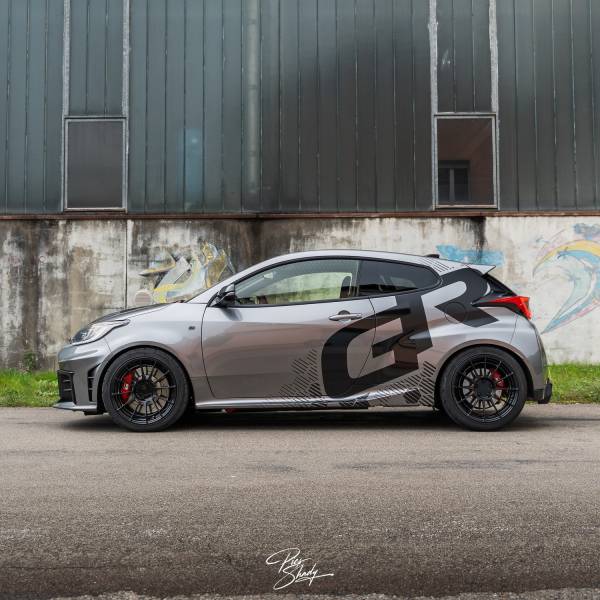 Création de déco sur maquette découpe et pose sur Yaris GR typée rallye