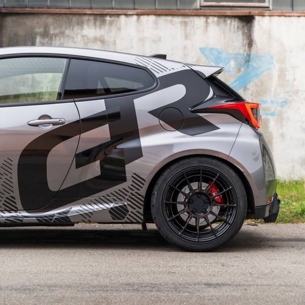 Création de déco sur maquette découpe et pose sur Yaris GR typée rallye