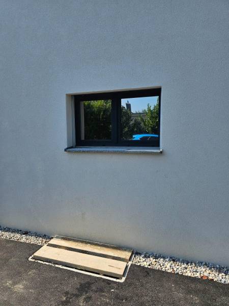 Film solaire anti-regard pour le bâtiment avec effet mirroir sur vitre ou polycarbonate