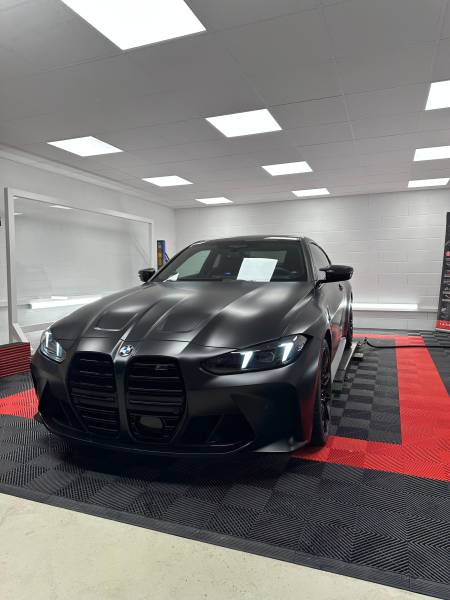 Application d'un film de protection sur BMW M4 noir brillant transformé en satiné
