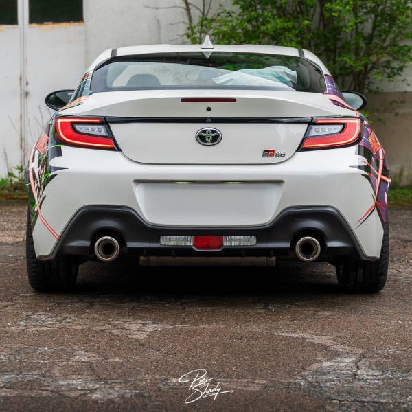 Toyota GR 86 blanche avec déco Itasha sur mesure – Un covering unique par C-Wrapping au Landeron dans le canton de Neuchâtel