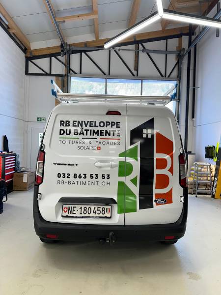 Marquage publicitaire des véhicules de RB Enveloppe du Bâtiment à Couvet – Design sur mesure