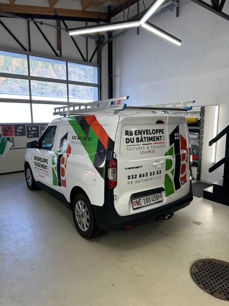 Marquage publicitaire des véhicules de RB Enveloppe du Bâtiment à Couvet – Design sur mesure