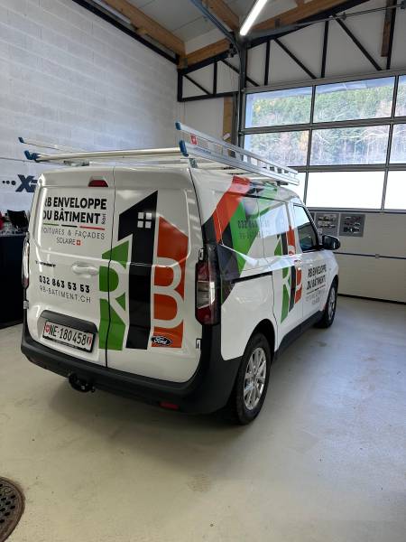 Marquage publicitaire des véhicules de RB Enveloppe du Bâtiment à Couvet – Design sur mesure