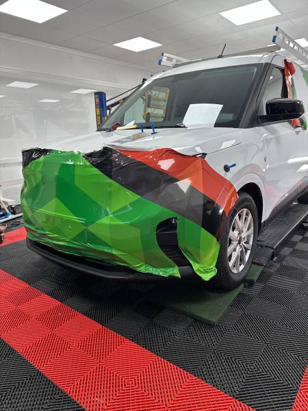 Marquage publicitaire des véhicules de RB Enveloppe du Bâtiment à Couvet – Design sur mesure