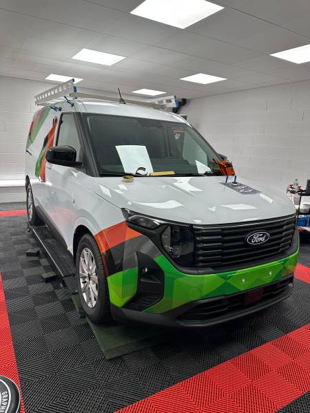 Marquage publicitaire des véhicules de RB Enveloppe du Bâtiment à Couvet – Design sur mesure