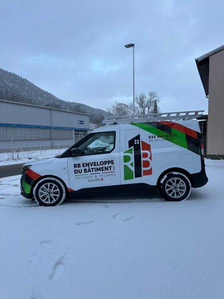 Marquage publicitaire des véhicules de RB Enveloppe du Bâtiment à Couvet – Design sur mesure