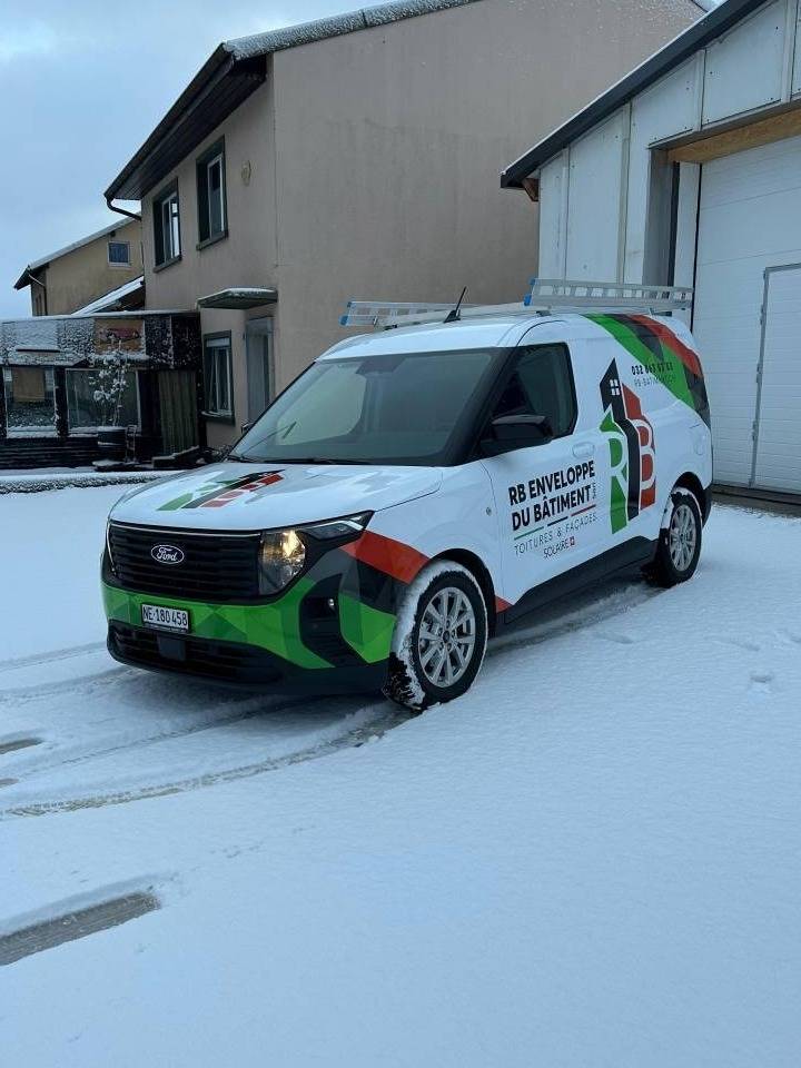 Marquage publicitaire des véhicules de RB Enveloppe du Bâtiment à Couvet – Design sur mesure