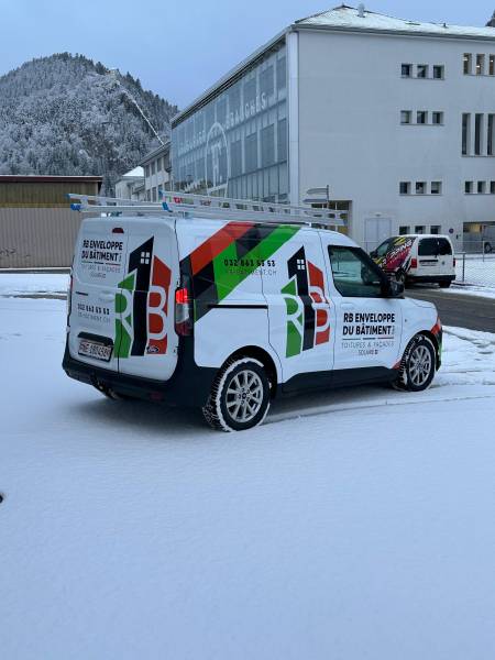 Marquage publicitaire des véhicules de RB Enveloppe du Bâtiment à Couvet – Design sur mesure