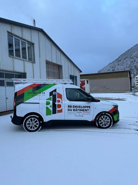 Marquage publicitaire des véhicules de RB Enveloppe du Bâtiment à Couvet – Design sur mesure