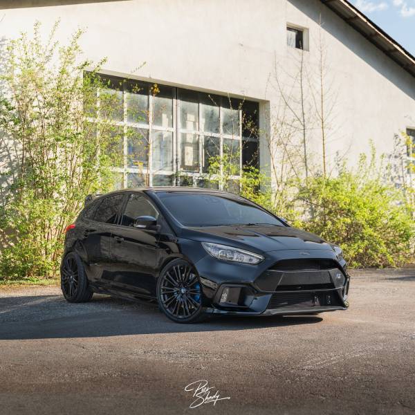 Traitement céramique Gtechniq sur Ford Focus RS MK3 noir à St-Sulpice dans le canton de Neuchâtel
