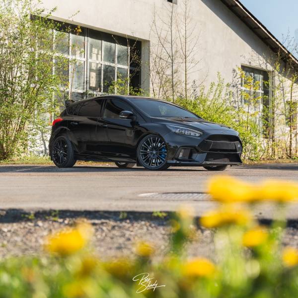 Traitement céramique Gtechniq sur Ford Focus RS MK3 noir à St-Sulpice dans le canton de Neuchâtel