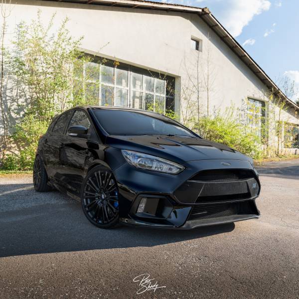 Traitement céramique Gtechniq sur Ford Focus RS MK3 noir à St-Sulpice dans le canton de Neuchâtel