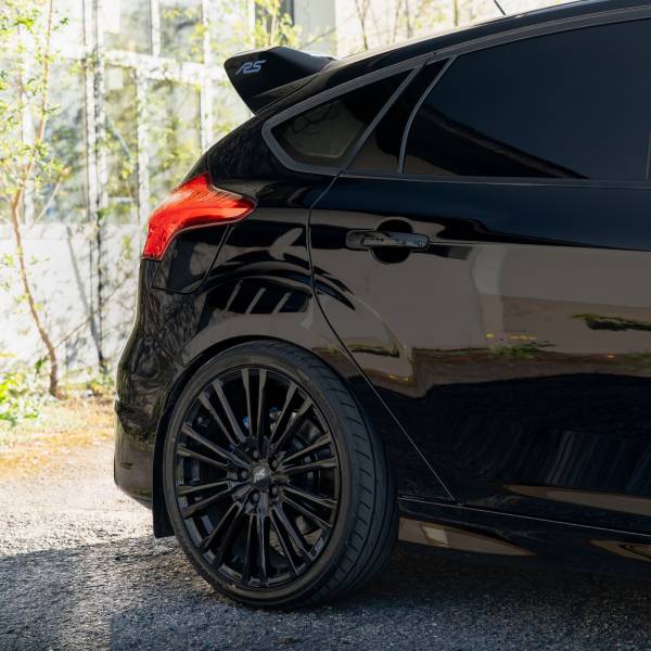 Traitement céramique Gtechniq sur Ford Focus RS MK3 noir à St-Sulpice dans le canton de Neuchâtel