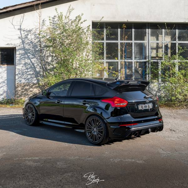Traitement céramique Gtechniq sur Ford Focus RS MK3 noir à St-Sulpice dans le canton de Neuchâtel