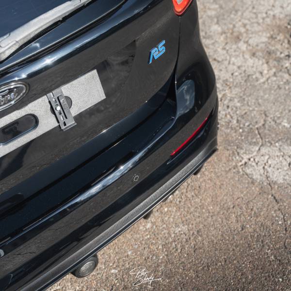 Traitement céramique Gtechniq sur Ford Focus RS MK3 noir à St-Sulpice dans le canton de Neuchâtel