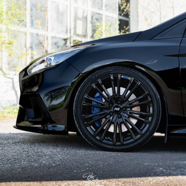 Traitement céramique Gtechniq sur Ford Focus RS MK3 noir à St-Sulpice dans le canton de Neuchâtel