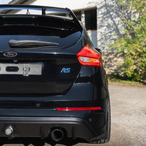 Traitement céramique Gtechniq sur Ford Focus RS MK3 noir à St-Sulpice dans le canton de Neuchâtel