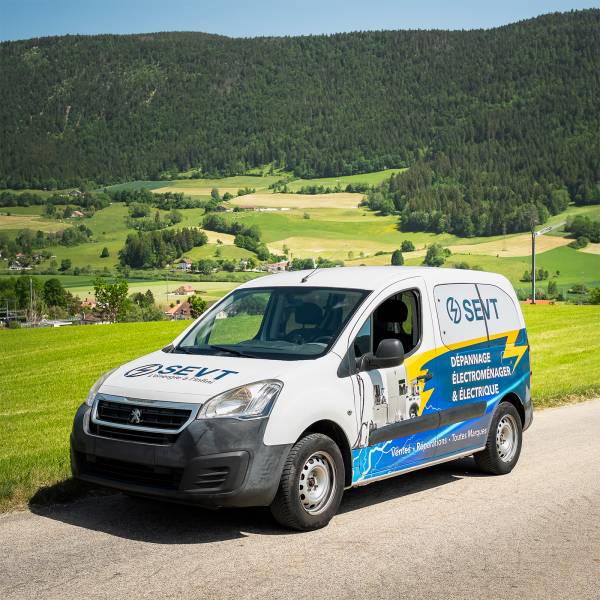 Nouveau véhicule d’intervention pour la Société Électrique du Val-de-Travers : un marquage publicitaire entièrement repensé