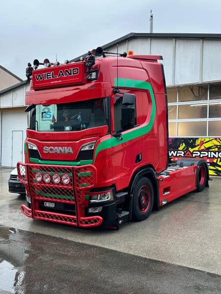 Rénovation complète d’un Scania V8 : Polissage intensif et traitement céramique Gtechniq