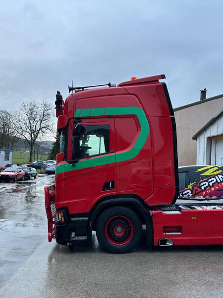 Rénovation complète d’un Scania V8 : Polissage intensif et traitement céramique Gtechniq