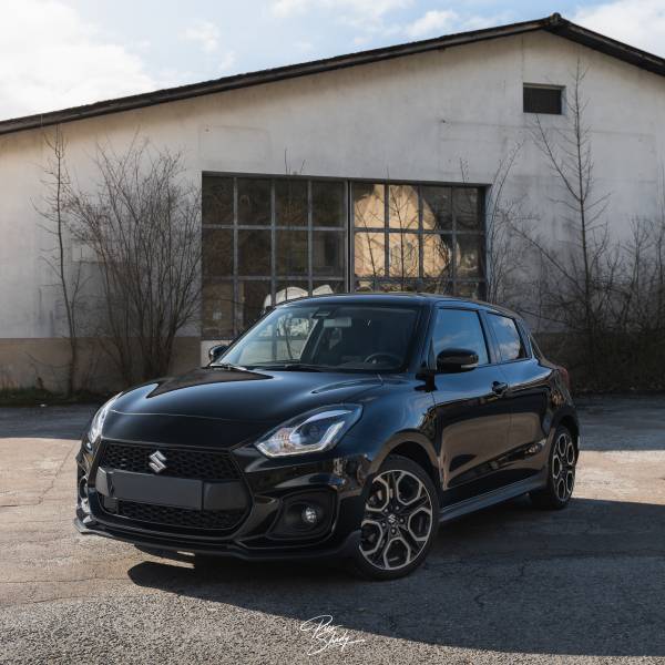 Traitement céramique Gtechniq sur véhicule noir Suzuki Swift Sport
