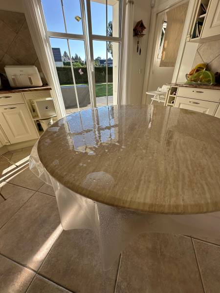 Film de protection transparent brillant sur table en marbre garantie 10 ans invisible et indolore