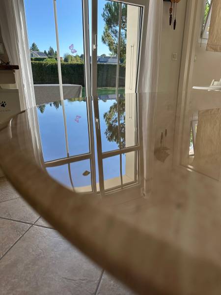 Film de protection transparent brillant sur table en marbre garantie 10 ans invisible et indolore
