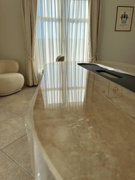 Film de protection transparent brillant sur table en marbre garantie 10 ans invisible et indolore